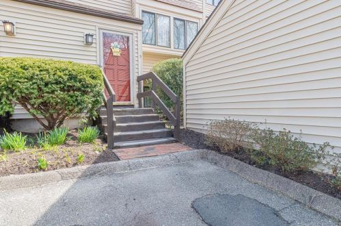 5 Brooks Ln, Brookfield Center, CT 06804-3301