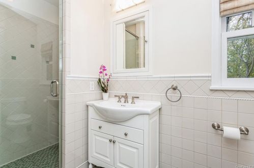 215 Locust Rd, Pleasantville NY  10570-3723 exterior