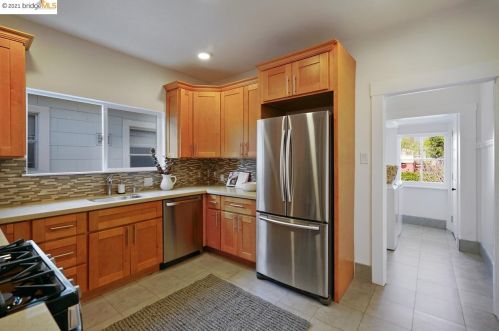 456 Cavour St, Oakland CA  94618-1077 exterior