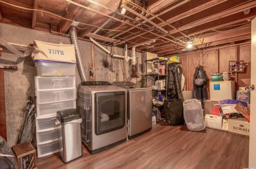 16 Longview Dr, East Quogue NY  11942-3613 exterior