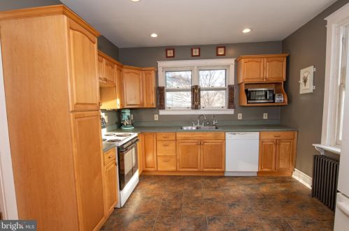 880 Wales Rd, Blue Bell, PA 19422-1327
