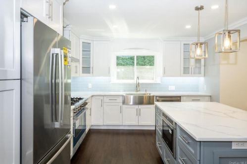73 Rolling Way, New Rochelle NY  10804-2405 exterior