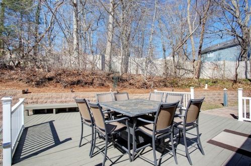 6 Poplar Dr, Mashpee MA 02649-2064 exterior