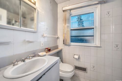 738 Salisbury Park Dr, Westbury NY  11590-5820 exterior