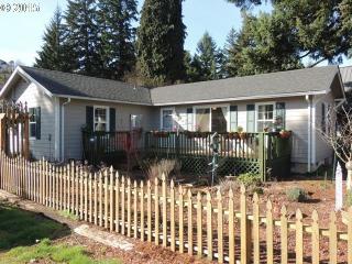 214 Cowing St, Silverton, OR 97381-2368