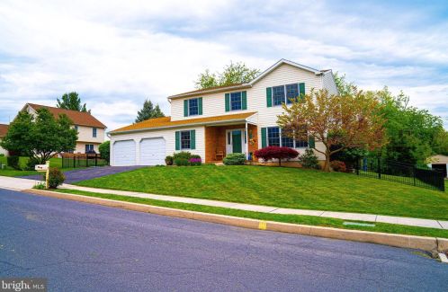 7 Elm Dr, West Enola, PA 17025-2083