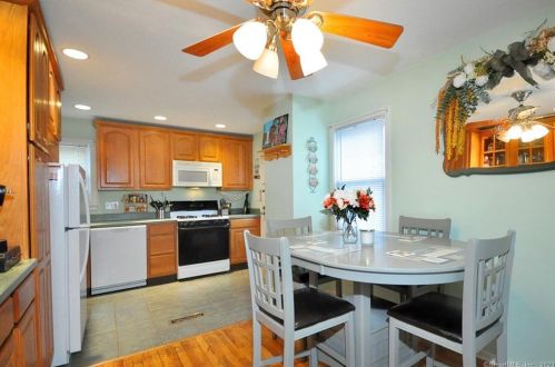16 Oval Ln, Manchester CT  06040-4712 exterior