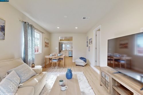 5054 Congress Ave, Oakland CA  94601-5402 exterior