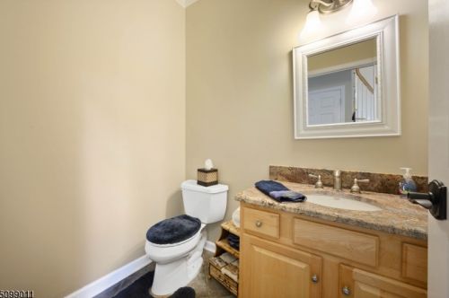 12 Stacey Ct, Sparta NJ  07871-1000 exterior