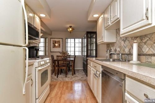 601 Mark Twain Way, Mahwah NJ  07430-3475 exterior