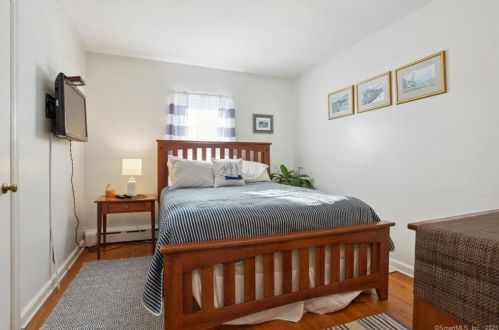 37 Hillside Ave, Groton CT  06340-5525 exterior