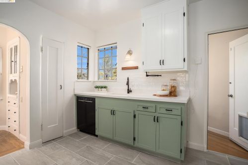 1 Kingsland Pl, Oakland CA  94619-2608 exterior