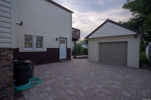 3 Cape Rd, Amityville, NY 11701-4005