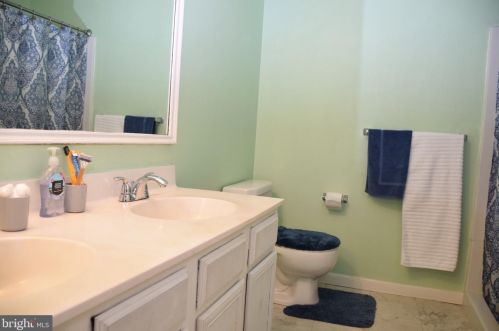 216 Stone Hurst Ct, New Castle DE  19720-3946 exterior