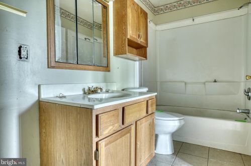 8 Maplewood Ct, West Deptford NJ  08066-2402 exterior