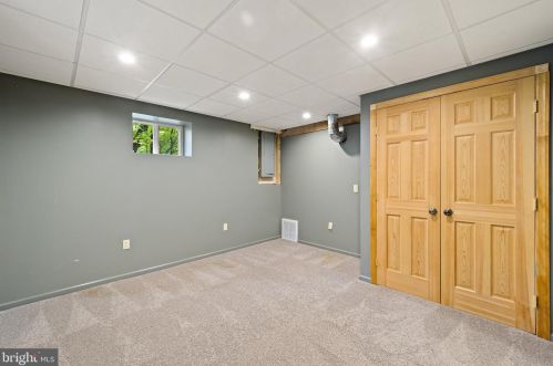 2206 Youngs Dr, Haymarket VA  20169-1534 exterior