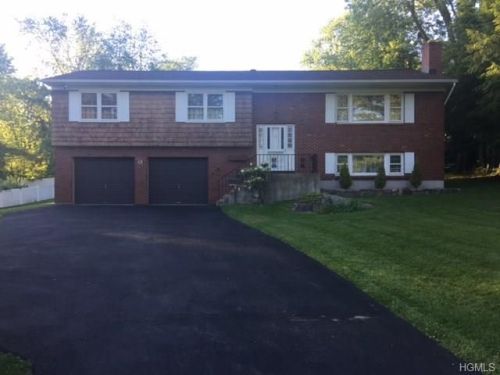 12 Charles St, Valhalla, NY 10595-1210