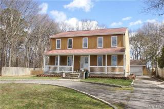 193 Pine St, East Moriches, NY 11940-1128
