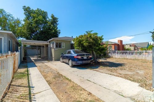 11717 State St, Lynwood, CA 90262-4126