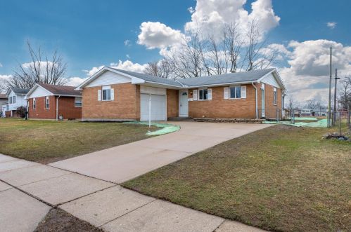 812 Brookdale Dr, West Jefferson, OH 43162-1058