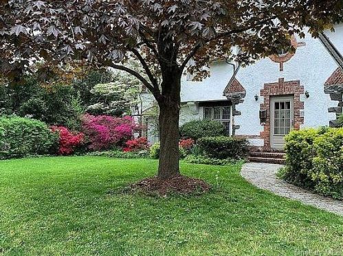 20 Ascot Ridge Rd, Great Neck, NY 11021-2913
