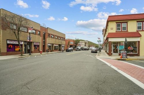 2 Riverside Dr, Airmont NY  10901-5703 exterior