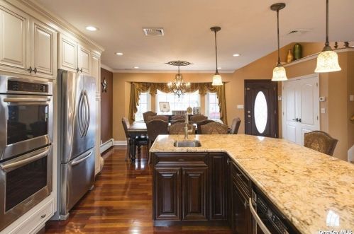 23 La Grange Pl, West Islip NY  11795-3816 exterior