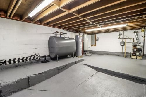 75 Candle Hill Rd, Danbury CT  06812-2412 exterior