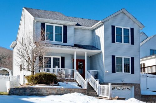 27 Larkin Ln, Garnerville, NY 10923-1536