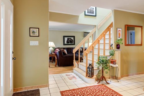 18 Reed Ln, Westbury NY  11590-1943 exterior