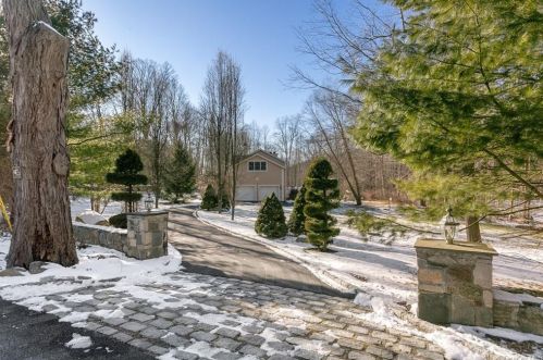 3 Brookfalls Rd, Tompkins Corners, NY 10579-3100