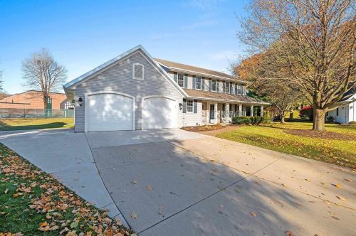 2910 Painted Trail Ct, Green Bay, WI 54313-4320
