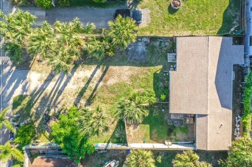 212 4th St, Flagler Beach, FL 32136-3376