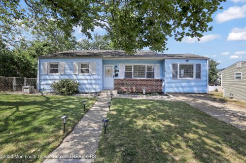 8 Oakwood Dr, Hazlet, NJ 07730-1619