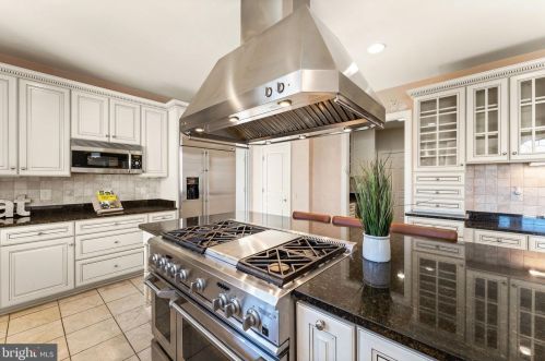 20906 Mcintosh Pl, Leesburg VA  20175-6372 exterior