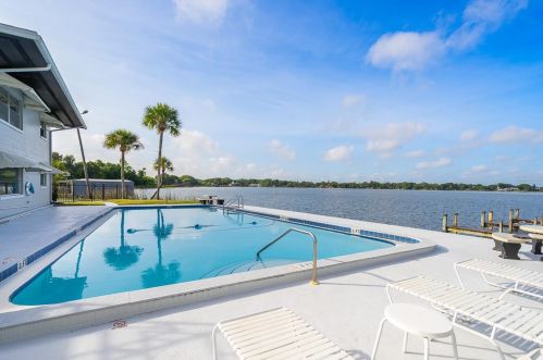 4328 Edgewater Dr, Orlando FL  32804-2140 exterior