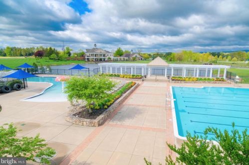 5737 Waterloo Bridge Cir, Haymarket VA  20169-8117 exterior