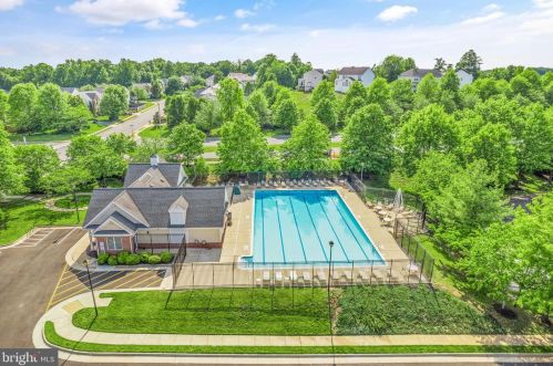 7405 Brunson Cir, Gainesville VA 20155 exterior