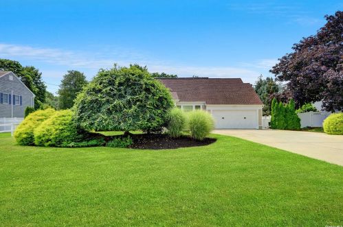 14 Heather Ln, Miller Place, NY 11764-2011