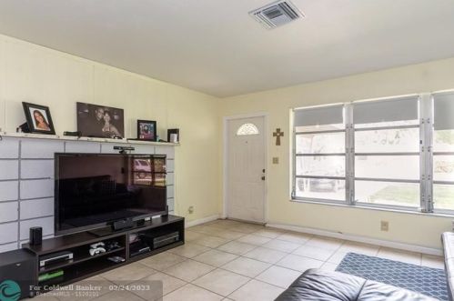 1012 13th Ct, Hollywood FL  33019-3108 exterior