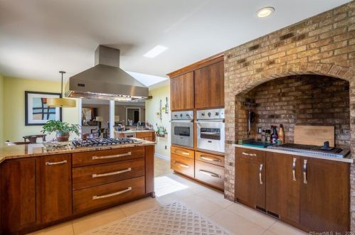 9 Stuart Dr, Bloomfield CT 06002-1524 exterior