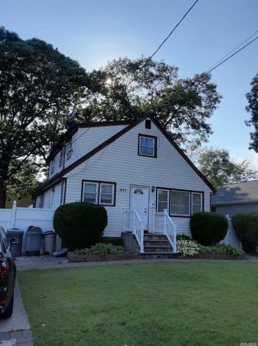 331 Lafayette St, Copiague, NY 11726-3326