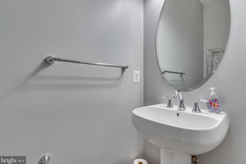 2998 Chinkapin Oak Ln, Woodbridge VA  22191-7514 exterior