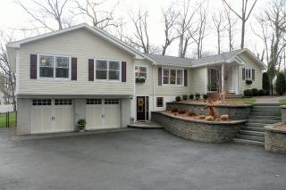 5 East Ct, Oakland, NJ 07436-3201
