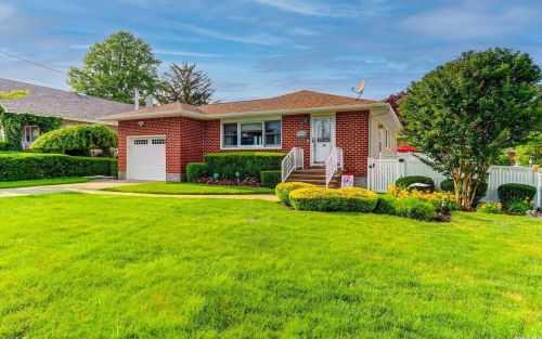 36 Sherman Ave, Bethpage NY  11714-2422 exterior