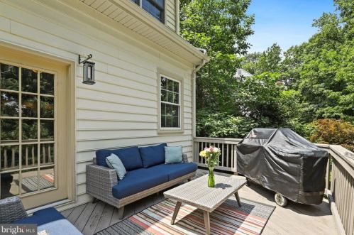 526 Beauregard Dr, Leesburg VA 20175-8924 exterior