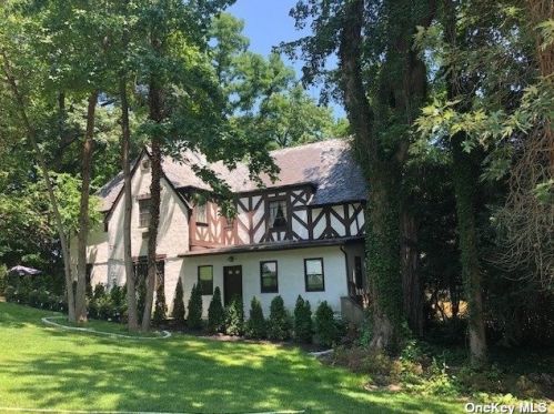 93 Arleigh Rd, Great Neck, NY 11021-1442