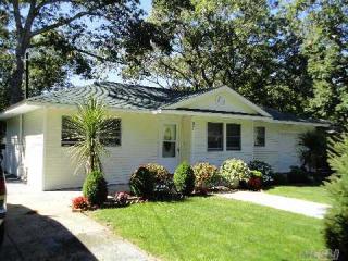 67 Sylvan Ave, Northampton, NY 11901-4323