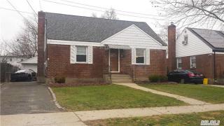 11 Mead Ave, Hicksville NY  11801-3721 exterior