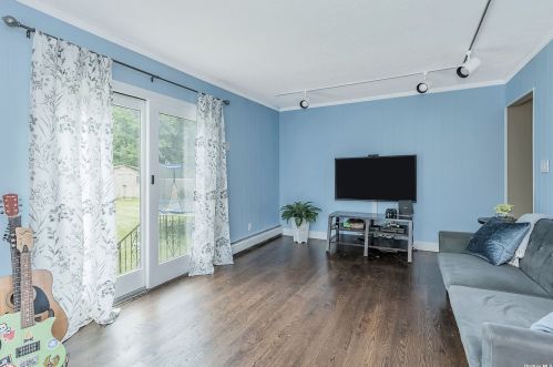 6 Stuart Ct, Huntington Station NY  11746-4237 exterior